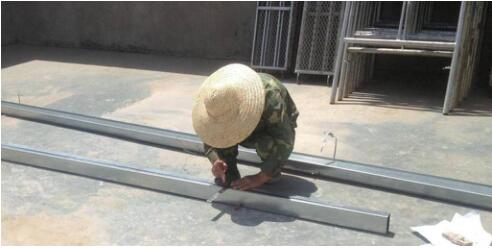 墻體拼裝前先找一塊比較平整的場地，先固定好拼裝基線再進行墻體結(jié)構(gòu)拼裝