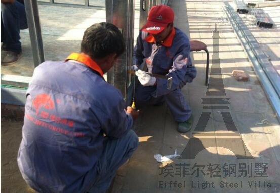 墻體前后方向垂直度調(diào)整：選取要調(diào)整的某墻體，將磁力線墜帶磁鐵側(cè)緊貼左側(cè)骨架頂部邊緣，垂線下垂2米，測量頂部與底部的垂線到骨架外立面的距離