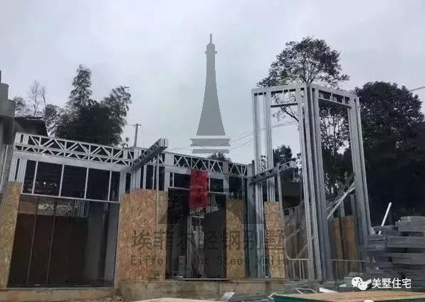實(shí)拍小伙25天建好一套輕鋼別墅,外觀好看,但沒(méi)人愿意住