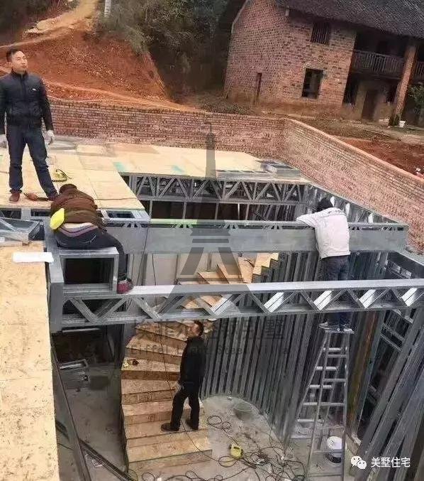 實(shí)拍小伙25天建好一套輕鋼別墅,外觀好看,但沒(méi)人愿意住