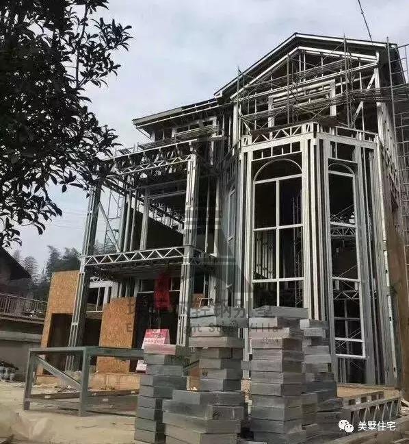 實(shí)拍小伙25天建好一套輕鋼別墅,外觀好看,但沒(méi)人愿意住