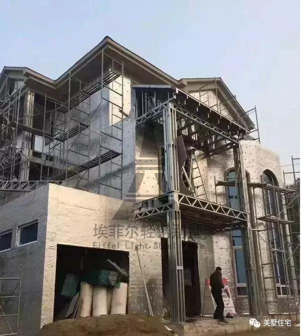 實(shí)拍小伙25天建好一套輕鋼別墅,外觀好看,但沒(méi)人愿意住