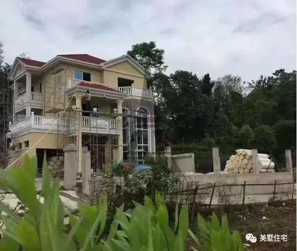 實(shí)拍小伙25天建好一套輕鋼別墅,外觀好看,但沒(méi)人愿意住